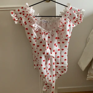 Body med hjärtan  - Aldrig använd från Missguided i strl 34, kortärmad med knytband fram! 