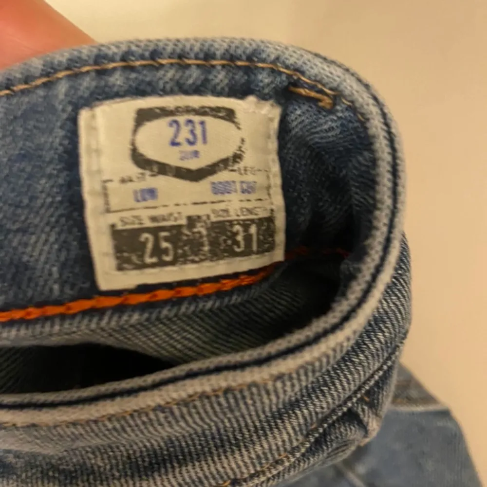 Säljer mina blåa lågmidjade jeans från Crocket. De är använda men i bra skick💙 Bild på måtten i annonsen . Jeans & Byxor.