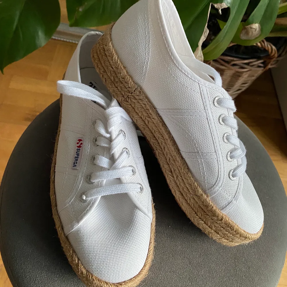 Brand new superga shoes. Selling them because they don’t fit me. Size 38. Skor.