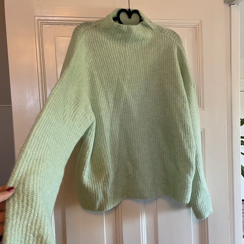 Stickad tröja från Gina tricot i en superfin somrig turkos färg! Knappt använd, frakt tillkommer. Stickat.
