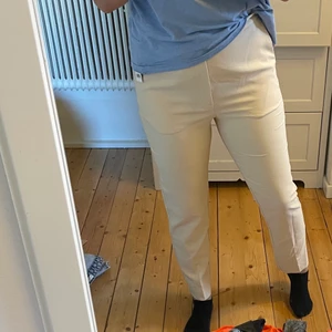 Beiga kostymbyxor - Beiga kostymbyxor från Gina tricot. Stretchiga i materialet. Aldrig använda, lapp kvar. Frakt tillkommer 