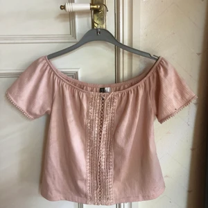 Ljusrosa topp från H&M - Supersöt ljusrosa topp med fina detaljer! Storlek S,              100 % polyester 