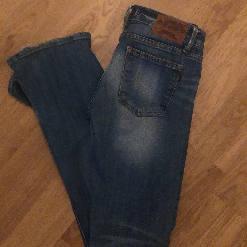 Low waisted bootcutjeans från ckrocker.  Jag är ca 166 cm lång och de passar mig bra. . Jeans & Byxor.