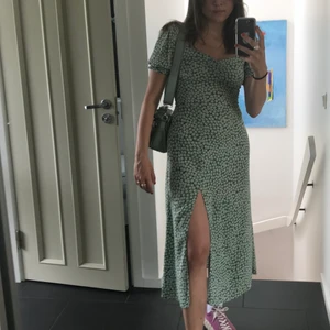 Perfekt sommarklänning  - Sommardröm som behöver ny ägare!! Buda buda buda! 