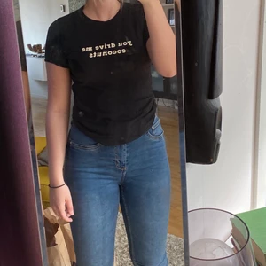 Tshirt - Superfin och ganska tajt T-shirt från Gina tricot, säljer för använder den inte längre. Kan mötas upp i Mjölby, annars står köparen för frakt!