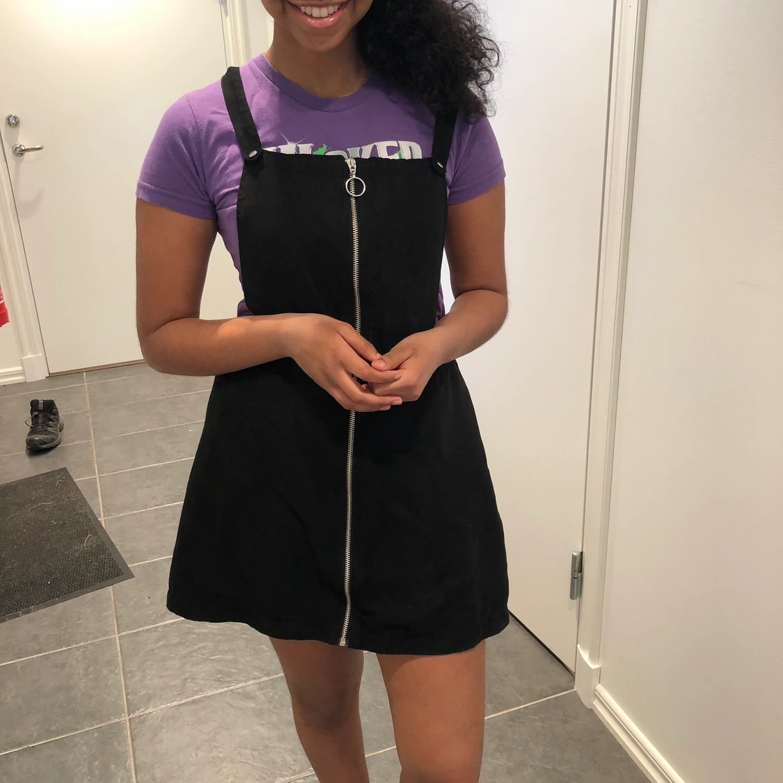 Hängselklänning i mocka imitation