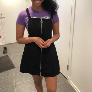 Hängselklänning i mocka imitation - En fin hängselklänning i mocka imitation. Säljer för att den är för liten för mig.