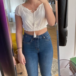 Topp - Jättefin somrig vit topp. Sitter superfint. Kan mötas upp i Mjölby, annars står köparen för frakt😁