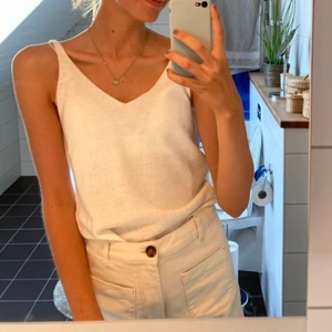 Mango - stickat linne strl S - Stickat vitt linne från Mango som är för litet för mig. Användes under förra sommaren men är i toppskick. Köpt för 269. Köparen står för frakten. 🐝