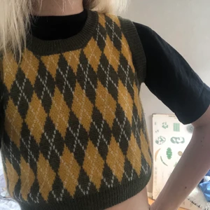 Sweater vest - Så fin sweater vest som inte kommer till användning tillräckligt!! Passar xs-m beroende på hur man vill att den ska sitta:)