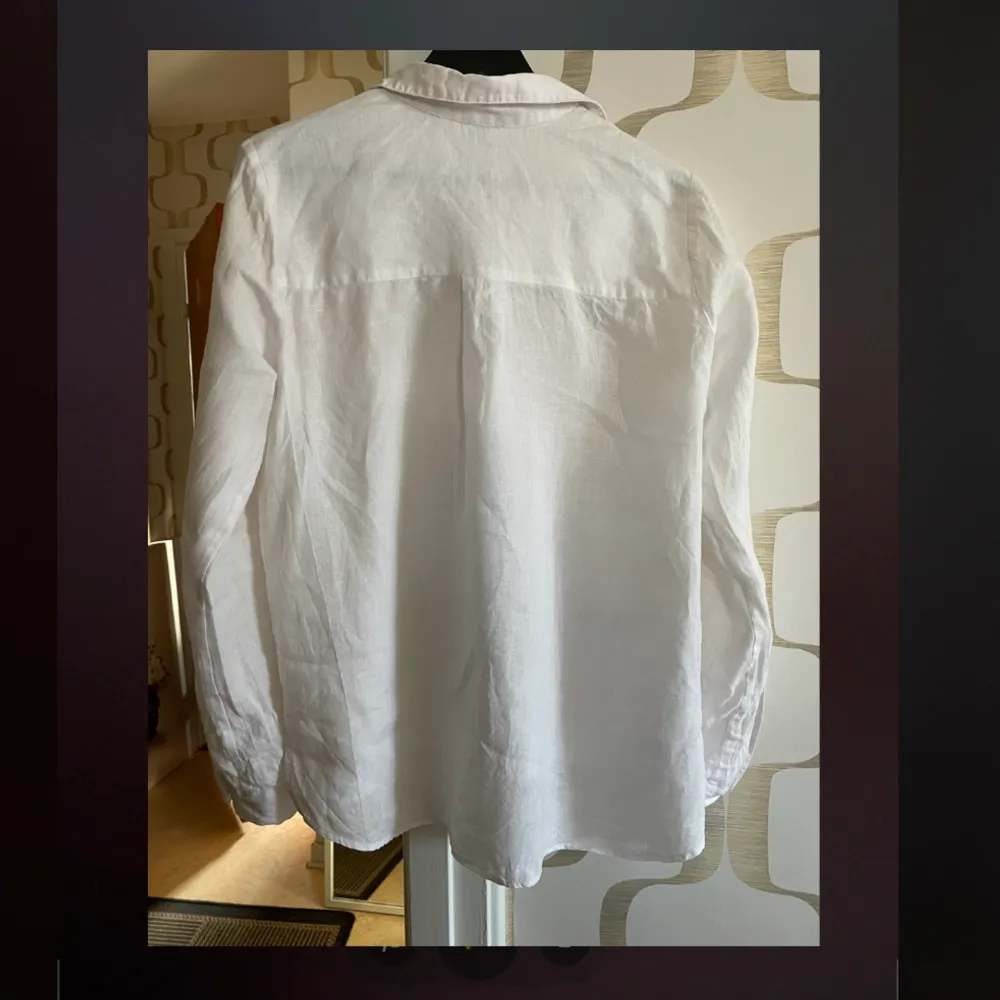 Superfin sparsamt använd linneskjorta i storlek 36. På sista bilden ser ni hur lång skjortan är.. Skjortor.