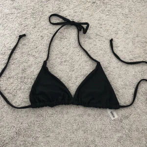 Bikini överdel  - Säljer denna supersnygga & enkla bikiniöverdel som är ett måste till sommaren! Ganska liten i storleken, passar s eller till och med zs så tyvärr för liten för mig! 💓💓💓