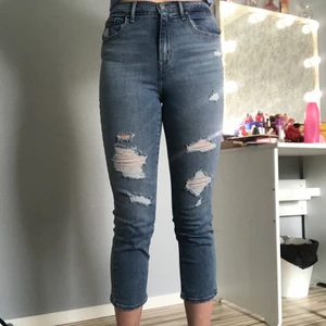 Levis jeans till salu!  - BARA SERIÖSA KÖPARE!!Jag är drygt 170 och byxorna är väldigt korta men annars sitter de bra. Skulle rekommendera byxorna till en kortare person. De är i storlek 28 och är ”Hugh Rise Straight”.