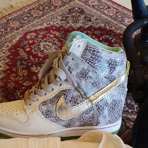 NIKE womens DUNK SKY high - Säljer min söt trending Nike womens dunk  skor som är I mycket bra skick och utsåld. passar 35.5_36. Köpte de I sekond hand och trodde att de kommer att passar mig mig som har 37 men de passar inte. De är bekväm och läst att gå med.Finns fler bilder och bud I kommenterna. Först Bolden är exakt.