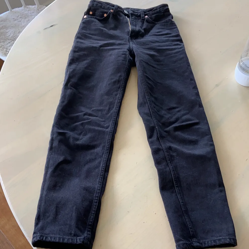 Detta är ett par svarta Mika jeans från Weekday i storleken W 24 och L 28. Jeans & Byxor.