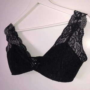 Soft lace bra - Säljer min svarta spets - ”bh” från NA-KD på grund av att jag inte använder den! Endast använd några gånger.