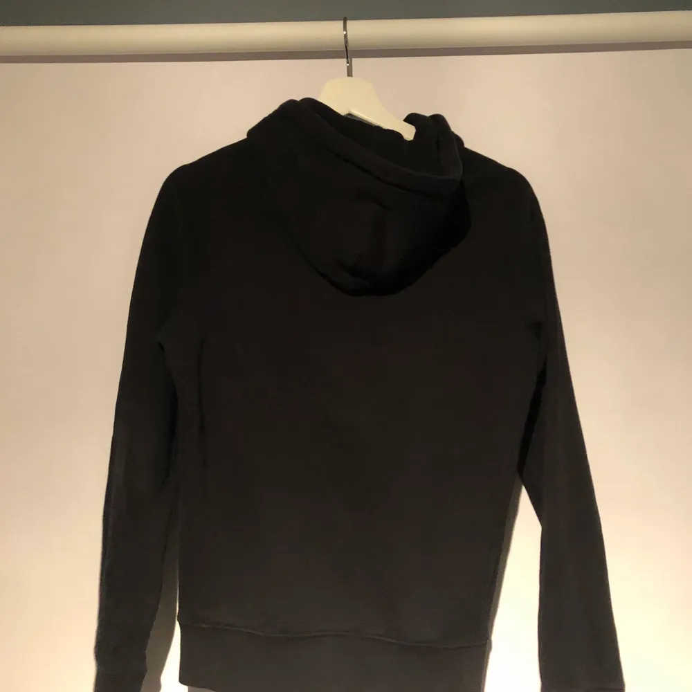 Gant hoodie, svart, strl Xs, bra skick. Pris går att diskutera, kan skicka via post.. Hoodies.