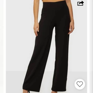 Nelly - kostym byxor - Jättefina byxor i fem Nelly, byxorna Är i bra skick , nästa oanvända pga att dom var för stora för mig , storlek xxs 💗 pris : 200kr ink frakt 📦 kontakta via dm på Plick 