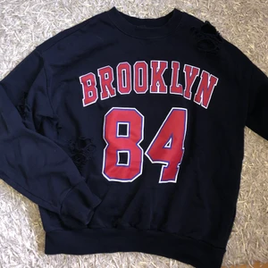 Tjocktröja med tryck XS - Tjocktröja från ginatricot med ”hål” som detaljer