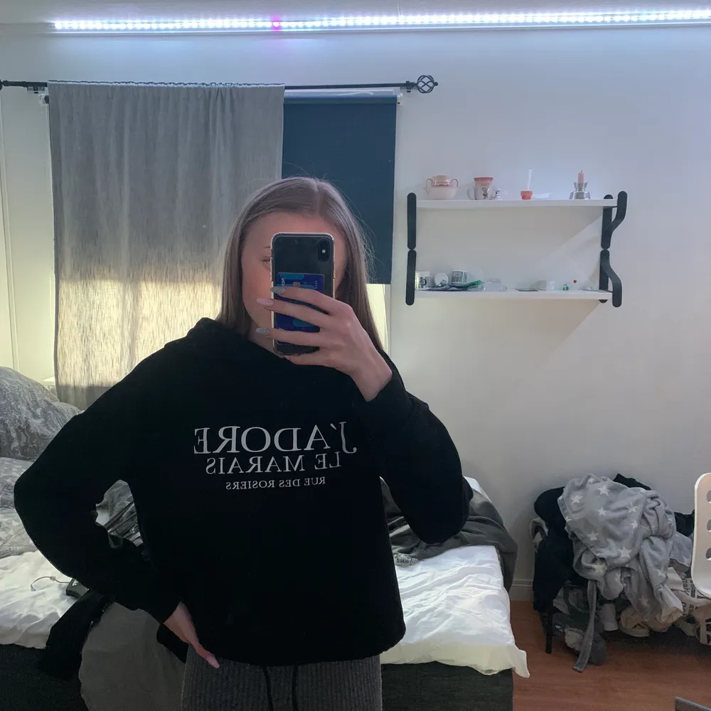 en svart hoddie från GinaTricot med dragsko, använd ca 3 ggr så i väldigt fint skick, strl XS💓. Hoodies.