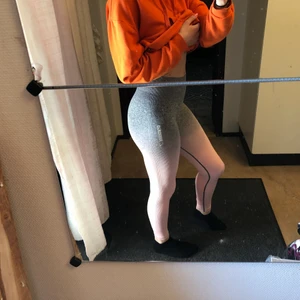 Gymshark träningstights - Superfina träningstights ifrån Gymshark. Slutsåld populär modell. Storlek XS. Nypris 900kr. Mitt pris är 450 då sömen har gått upp lite bak men det går säkert att fixa.