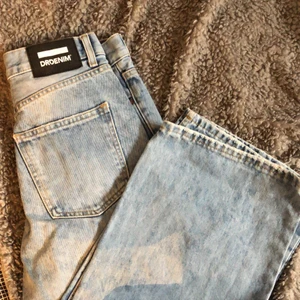 Långa vida jeans ifrån DRDENIM  - Säljer långa vida jeans ifrån DRDENIM. Köpta här på plick men tyvärr för stora för mig, sitter perfekt på mig som är 177, vid intresse kan jag skicka fler bilder🤍 120+frakt