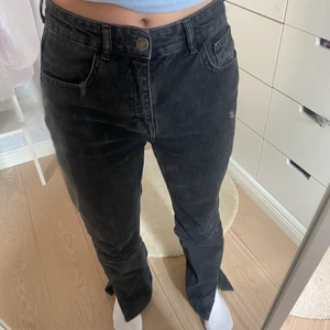 Pull & bear jeans  - säljer mina jeans från pull &bear (raka med slits), kom privat för mer bilder, ordinarie pris 400kr är😊💕💕