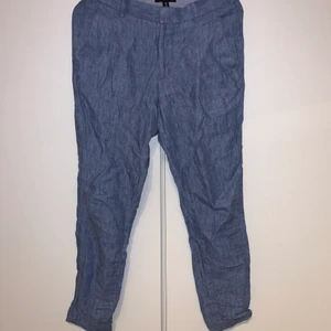 Ljusblåa Linne kostymbyxor - Ett pr ljusblåa Linne kostymbyxor från hm i storlek 30. Bra skick och knappt använda. Obs ej strukna på bilden.