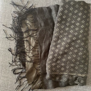 Svart mönstrad sjal - Svart sjal med mörkgrått mönster i fint skick ✨