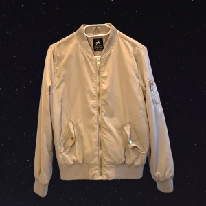 Bomberjacka  - Beige bomberjacka med guld dragkedja 