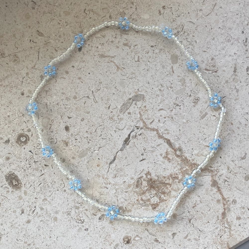 Jättefina pärlsmycken perfekt nu till sommaren! Går att beställa i andra färger, modeller och storlekar om det så önskas! ✨ Frågor skrivs privat. 🤍 Halsband med blommor: 60kr Halsband utan blommor: 50kr Armband bara blommor: 50kr Armband med blommor: 45kr Armband utan blommor: 40kr Ring bara blommor: 30kr Ring med blommor: 25kr Ring utan blommor: 20kr. Accessoarer.