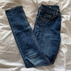 Blåa jeans, slim fit