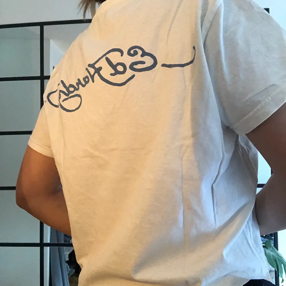 Asball T-shirt från Ed Hardy som tyvärr inte används av mig. Står ingen storlek men sitter snyggt ocersized på mig som har storlek S/M. . T-shirts.