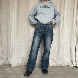 Lågmidjade jeans! - Lågmidjade jeans! Jag på bilden är 165 cm. Det står W:31 L:24 men jag håller nog inte med. Innerbenslängd: 69cm, midjemått ser ni på bild 3! Jag bär vanligtvis S❤️  möts på söder annars står köparen för frakt på 62kr✨ bud om fler är intresserade 