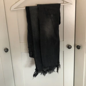 Jeans - Svart/grå jeans med rand på sidan, fint skick!🤗