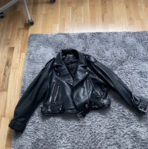 zara skinnjacka  - Säljer en helt ny zara skinnjacka i storlek L men är som M/S