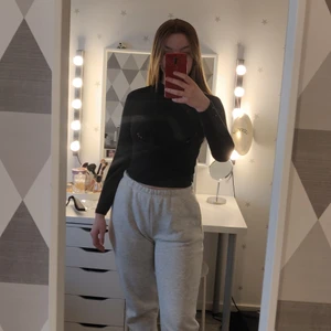 Croppad topp i storlek S  - En croppad topp i storlek S, med låg krage. Skulle säga att den passar de i storlek XS också. Tyget är ribbat och väldigt stretchigt! Köpare står för frakt. 💕