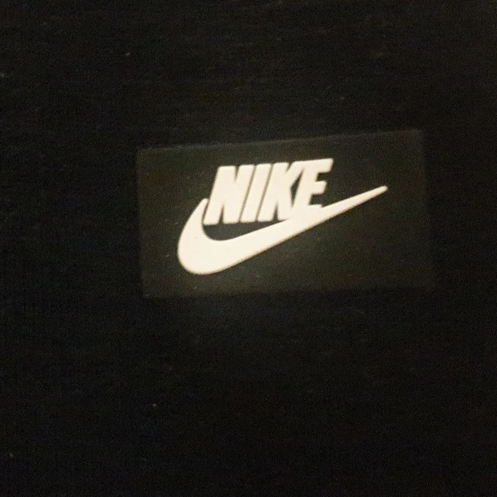 Nike mjukis byxor med bra passform, 2 framfickor och 1 bakficka med zip, normal pris på dem är 600 till 700. Jeans & Byxor.