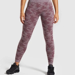 Tights från Gymshark - Ett par nästan helt oanvända träningstights från Gymshark i deras camo-kollektion, färgen heter berry red och jag har använt dem ca tre gånger endast. Inga defekter alls! Jag köpte de för 600 kr för 4 månader sedan. Köparen står för frakten.