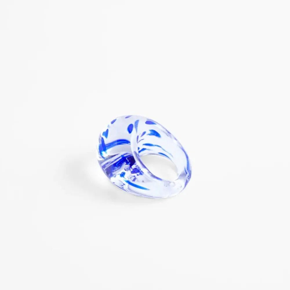 Säljer denna as coola glas ringen från Zara helt ny! Storleken är M. Övrigt.