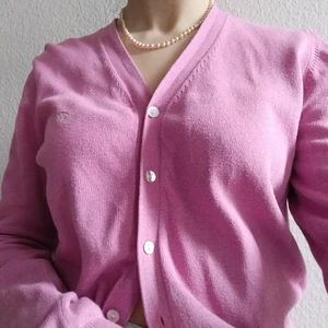 Rosa Kofta - ✨Superfin Rosa Kofta✨från märket PARK LANE i storlek S. Den är använd men i fint skick. Säljs då den tyvärr inte kommer till användning längre. Säljer en en till likadan kofta i brun på min profil.