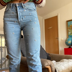 Nitjeans från HM - Nitjeans från HM, perfekt basplagg som ändå sticker ut!! Har ett litet hål vid gylfen (bild 3) som ej märks när de är på. Jag bjuder på frakten! Ps jag är 170 och de slutar strax över ankeln på mig
