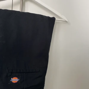 Dickies pants - Säljer mina fina byxor från dickies pga de har blivit för korta i benen. Storlek W26. Använda en del men forfarande i mycket gott skick. Nypris: 649kr , säljer för 150kr+frakt