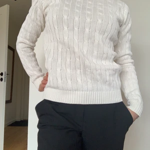 Vit tröja från Made in the Shade - Vit tröja från märket Made in the Shade. Storlek XS men något stor i storleken, passa mig bra som vanligtvis har S/36