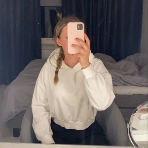 Hoodie  - En vit hoodie i sammet som är jättefin och i bra kvalite. Storlek M