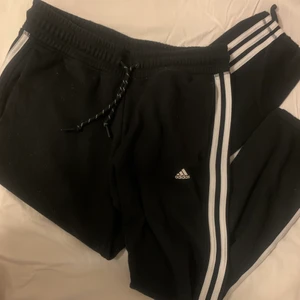 Adidas byxor - Adidas mjukisbyxor, använda, säljer pga för små. De går att ha de vida längst ner på benen men även som en mudd. De har en ”dragsko”. De är för korta på mig som är 165 så skulle säga att de passar 160. Storlek S men passar även M 