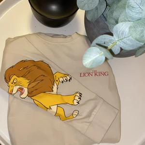 Långarmad tröja - Lejonkungen 🦁 - Perfekt för en riktig Disney älskare! 🦁👑 i nyskick, använd Max 2 gånger! Storlek XS! Jag själv har vanligtvis S/M! Men detta är XS och passar mig ändån! 