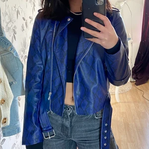 skinnjacka - En super cool blå/svart ”ormskinn” mönstrad skinnjacka från NAKD, fint skick! Köptes här på plick i nyskick o har endast andvänt den fåtals gånger 🤍 säljer för 200kr + frakt (pris kan diskuteras) 