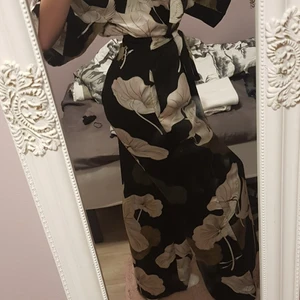 Fladdriga Jumpsuits strlk M - Rikigt bekväma och fladdriga Jumpsuits till fina sommardagar. Har använts bara en gång och ser helt nya ut. Pris går att diskutera 