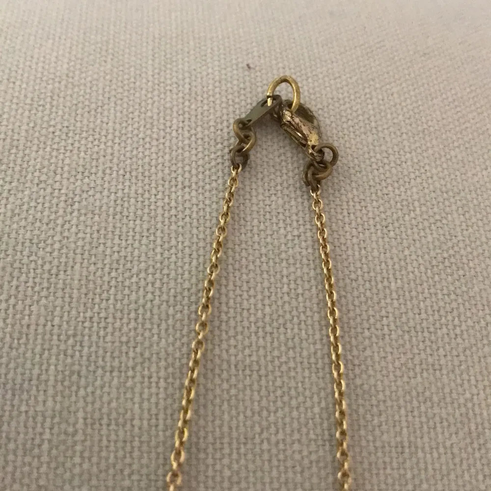 Vackert halsband köpt i London för 600kr. Handgjort. I fint skick, bara spännet som börjat tappa färgen (ej samma material som resterande halsband, kedja och berlock är i fint skick!). Accessoarer.